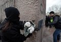 Активисты Майдана пытаются снести памятник чекистам в Киеве Активисты Майдана пытаются снести памятник чекистам в Киеве