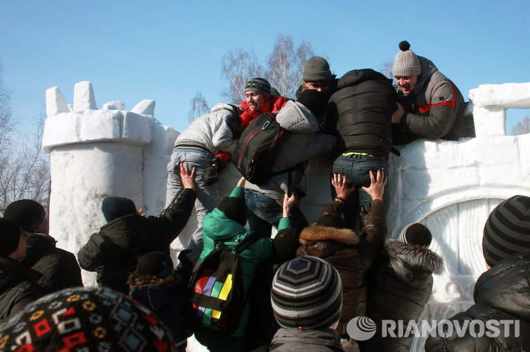 Празднование Масленицы в Томске на стадионе Политехник Празднование Масленицы в Томске на стадионе Политехник