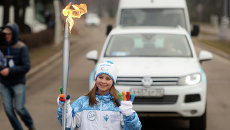 Российская фигуристка, Олимпийская чемпионка 2014 года в командных соревнованиях Юлия Липницкая во время эстафеты Паралимпийского огня в Москве Российская фигуристка, Олимпийская чемпионка 2014 года в командных соревнованиях Юлия Липницкая во время эстафеты Паралимпийского огня в Москве