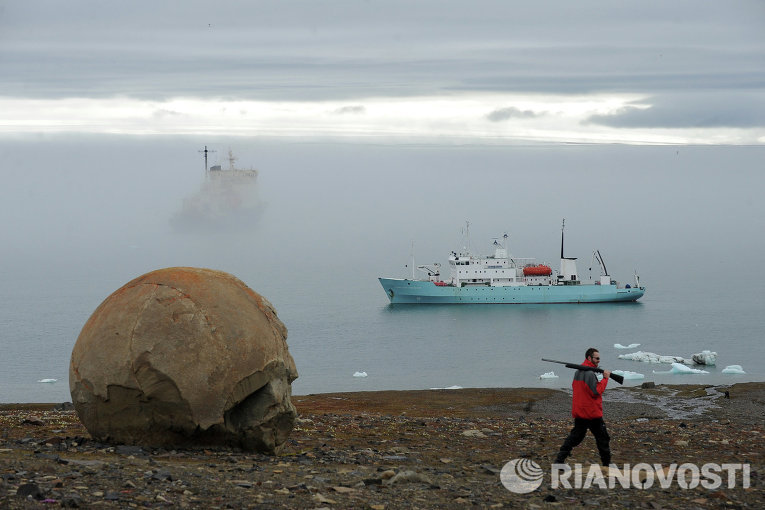 Сотрудник охраны Национального Парка Русская Арктика на острове Чампа Сотрудник охраны Национального Парка Русская Арктика на острове Чампа